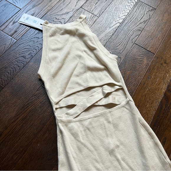 Sleeveless cut out dress - Picture 3 of 7